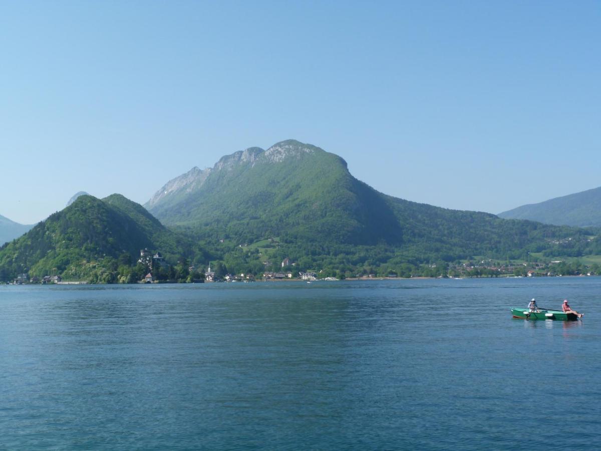 Au bord du lac d’Annecy, logement type Loft, dans résidence avec plage et ponton privée Duingt Esterno foto