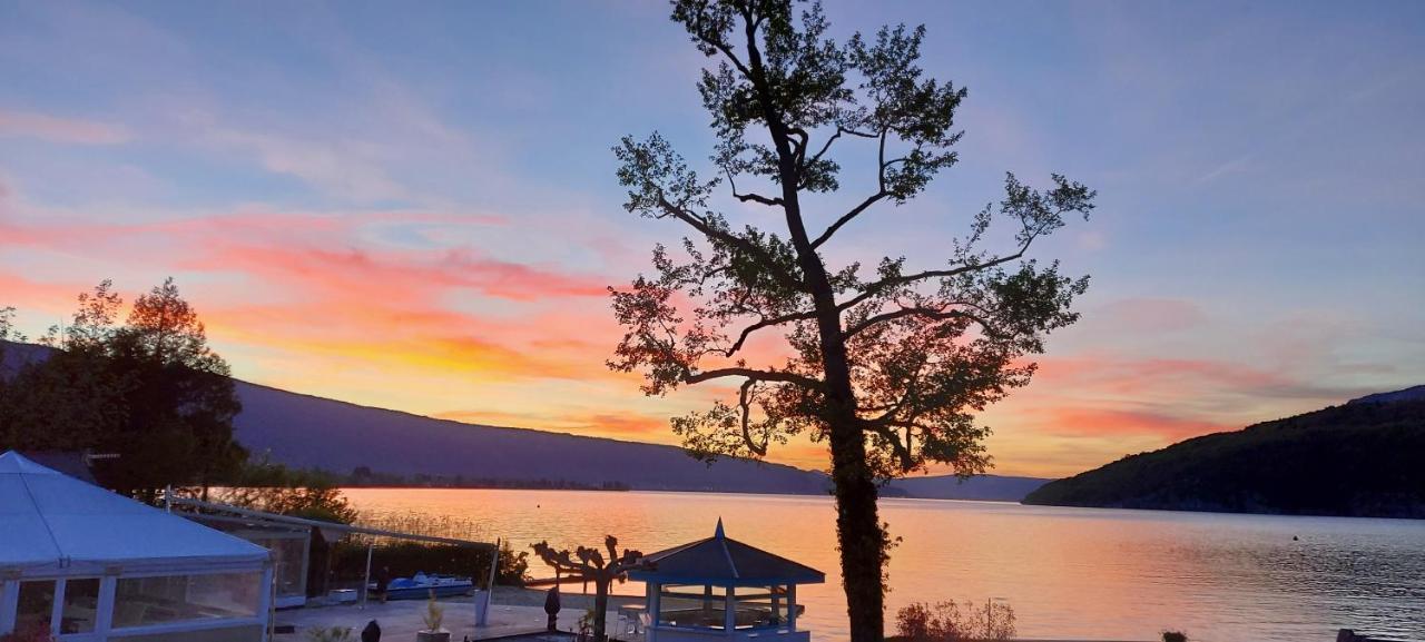 Au bord du lac d’Annecy, logement type Loft, dans résidence avec plage et ponton privée Duingt Esterno foto
